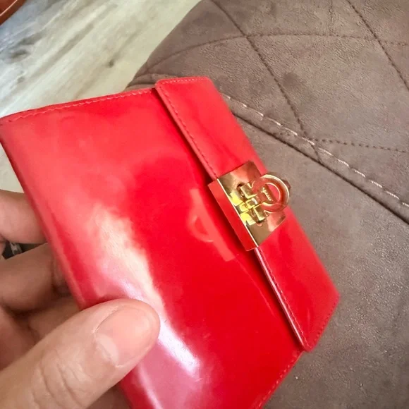 Salvatore Ferragamo Red Patent Leather Compact Wallet with Gold Turnlock - Picture 2 of 5